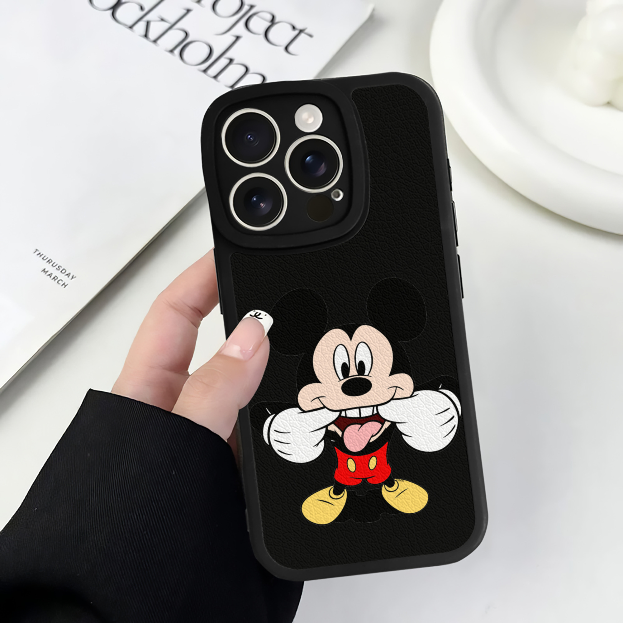 （画像用） ミッキーマウス Mickey Mouse 【iPhone 16シリーズ対応】シリコンスマホケース（レザー調） 材質：シリコン